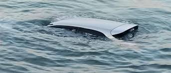 Πτώση οχήματος στη θάλασσα και απεγκλωβισμός των 4 επιβαινόντων του στα Νέα Στύρα