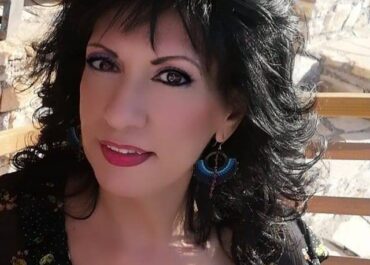 Στο φως των Χριστουγέννων ας θυμηθούμε τους άνθρωπους που έζησαν τον χρόνο… (γράφει η δημοσιογράφος Μαργαρίτα Ικαρίου)