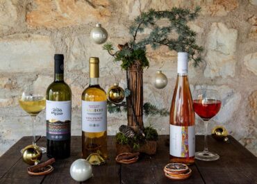 ΤΟ ΣΑΜΙΩΤΙΚΟ ΜΟΣΧΑΤΟ ΣΤΡΩΝΕΙ ΤΟ ΧΡΙΣΤΟΥΓΕΝΝΙΑΤΙΚΟ ΤΡΑΠΕΖΙ