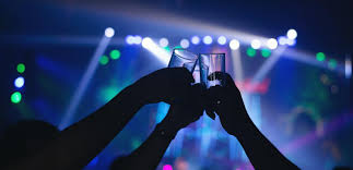 Συνελήφθησαν δύο άτομα για έκθεση και διάθεση αλκοόλ σε ανήλικο