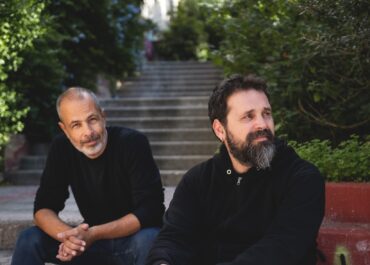 Ο ΣΠΥΡΟΣ ΓΡΑΜΜΕΝΟΣ ΤΡΑΓΟΥΔΑΕΙ “ΑΥΤΗ ΤΗ ΧΡΟΝΙΑ” – ΣΤΙΧΟΙ/ΜΟΥΣΙΚΗ: ΝΑΣΟΣ ΑΡΩΝΗΣ