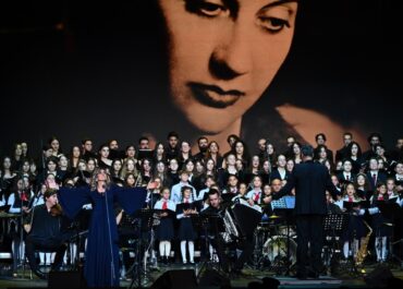 “ΣΟΦΙΑ ΒΕΜΠΟ – Η ΦΩΝΗ ΠΟΥ ΝΙΚΗΣΕ ΤΟΝ ΦΑΣΙΣΜΟ” – ΚΥΚΛΟΦΟΡΗΣΕ Η ΖΩΝΤΑΝΗ ΗΧΟΓΡΑΦΗΣΗ ΤΗΣ ΣΥΝΑΥΛΙΑΣ ΣΤΙΣ ΨΗΦΙΑΚΕΣ ΜΟΥΣΙΚΕΣ ΠΛΑΤΦΟΡΜΕΣ