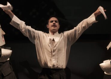 «Εκείνος που έκλεψε τη μέρα και πλήρωσε τη νύχτα» σε σκηνοθεσία Θωμά Μοσχόπουλου, με τους Ορφέα Αυγουστίδη & Ευγενία Σαμαρά