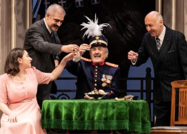 «ENAΣ HPΩAΣ ME ΠANTOYΦΛEΣ» σε σκηνοθεσία Γιάννη Μπέζου,  με τον Λάκη Λαζόπουλο || ΘEATPO BEMΠO – ΤΕΛΕΥΤΑΙΕΣ ΠΑΡΑΣΤΑΣΕΙΣ έως Κυριακή 4/1​