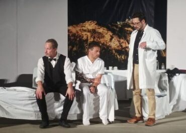 Είδαμε την παράσταση “ΚΑΡΑΜΕΛΕΣ ΟΥΖΟΥ” – ΑΠΟ ΜΗΧΑΝΗΣ ΘΕΑΤΡΟ