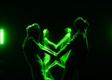 “Ζyklon ή το Πεπρωμένο” του Θανάση Τριαρίδη | Σκην. Δημήτρης Τσικούρας (Τσικ) | Από 12 Ιανουαρίου 2026 στο Θέατρο Αργώ | Early bird 10 ευρώ