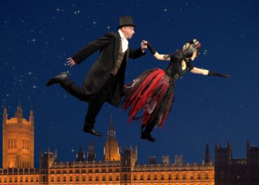 Η ΠΡΕΜΙΕΡΑ ΠΛΗΣΙΑΖΕΙ – “ΤΑ ΧΡΙΣΤΟΥΓΕΝΝΑ ΤΟΥ ΣΚΡΟΥΤΖ” ΣΤΟ ΘΕΑΤΡΟ ΠΕΙΡΑΙΩΣ 131 ΑΠΟ ΤΙΣ 7 ΔΕΚΕΜΒΡΙΟΥ