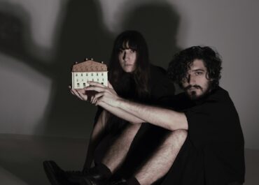 Το Δημοτικό Θέατρο Πειραιά παρουσιάζει για πρώτη φορά το έργο του Νάνου Βαλαωρίτη ‘ΤΟ ΞΕΝΟΔΟΧΕΙΟ Η ΝΥΧΤΑ ΠΟΥ ΠΕΦΤΕΙ’