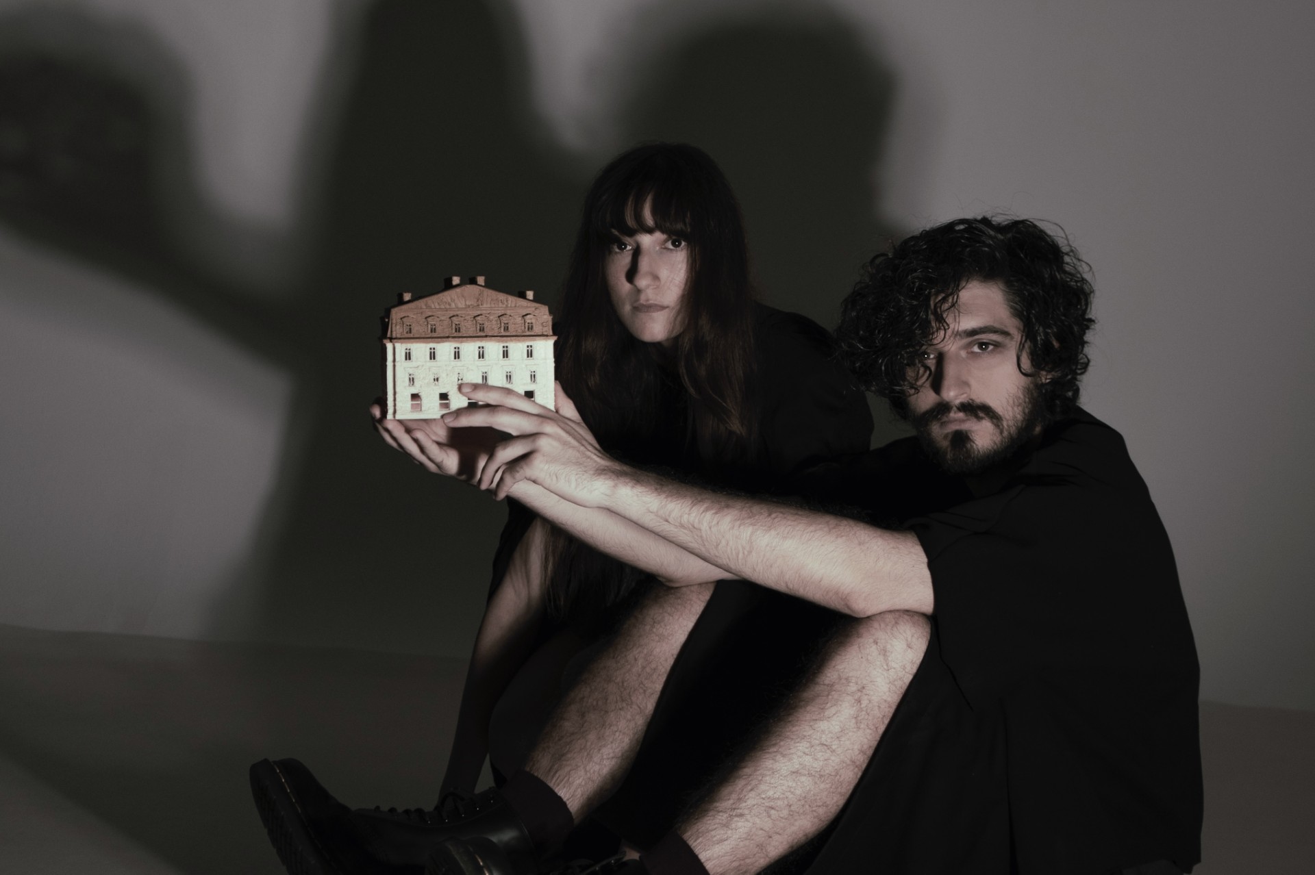 Νάνος Βαλαωρίτης “ΤΟ ΞΕΝΟΔΟΧΕΙΟ Η ΝΥΧΤΑ ΠΟΥ ΠΕΦΤΕΙ” Σκηνοθεσία : Λίνα Φούντογλου ΣΚΗΝΗ ΩΜΕΓΑ ΔΗΜΟΤΙΚΟ ΘΕΑΤΡΟ ΠΕΙΡΑΙΑ