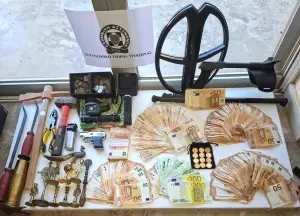 Συνελήφθησαν -3- μέλη εγκληματικής οργάνωσης που διέπραττε διαρρήξεις – κλοπές σε οικίες και παράνομες έρευνες με χρήση ανιχνευτή μετάλλων σε όλη την Επικράτεια