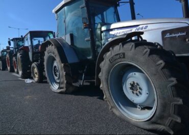 Φθορές σε τρακτέρ στο μπλόκο της Νίκαιας. Δήλωση  του κυβερνητικού εκπροσώπου Παύλου Μαρινάκη