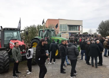 Οι αγρότες κλείνουν εθνικές οδούς και παρακαμπτήριους