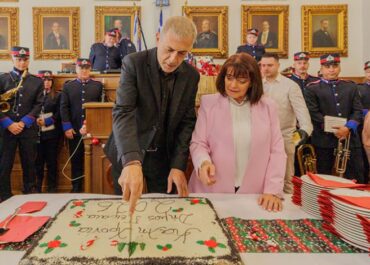 Δήμος Πειραιά    : Σε εορταστικό κλίμα και με ανταλλαγή ευχών για τη νέα χρονιά η κοπή της  Βασιλόπιτας στον Δήμο