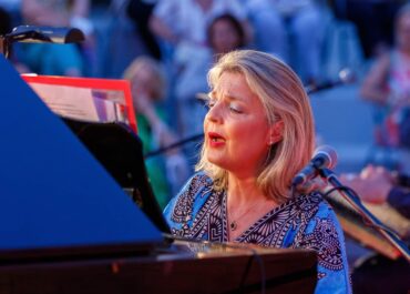 Ὅλοι μιλᾶμε Ἑλληνικὰ καὶ τὸ γιορτάζουμε! με την σύμπραξη της Μαρίας Μαραγκού και της Πηγής Λυκούδη.