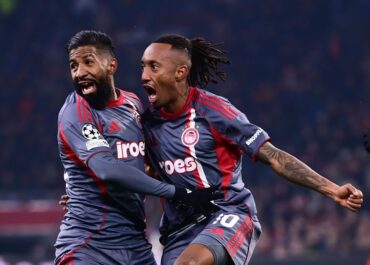 Ο Ολυμπιακός νίκησε στο Άμστερνταμ τον Άγιαξ με 2-1 και πέρασε στα play-offs του UEFA Champions League