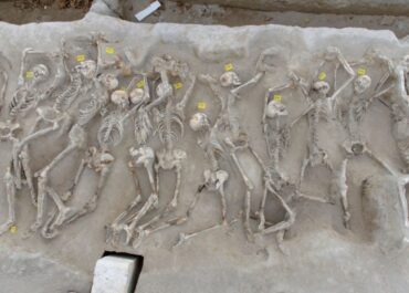 ΥΠΠΟ: Οι «Δεσμώτες επιστρέφουν» στην αρχική τους θέση, προστατευμένοι από μουσειακό κέλυφος, στην Εσπλανάδα του Φαλήρου