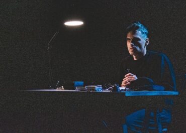 Μέσα σ’ έναν τερατώδη κόσμο, πώς γίνεται να μην μετατραπείς σε τέρας; O Γιώργος Παπαγεωργίου αναμετριέται με το εμβληματικό «1984» | Aπό 6/2  Θέατρο ΔΙΠΥΛΟΝ