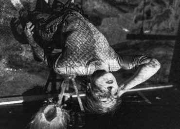 Η πιο ανατρεπτική ‘Αλίκη στη χώρα των θαυμάτων’ επιστρέφει στο Θέατρο Ροες μόνο για 4 παραστάσεις