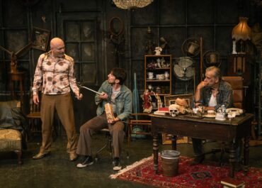 Αμερικάνικος Βούβαλος: Νέες παραστάσεις για τη σκοτεινή καρδιά του αμερικανικού ονείρου | Σε σκηνοθεσία Γιάννη Μπέζου με τον Γιώργο Νινιό