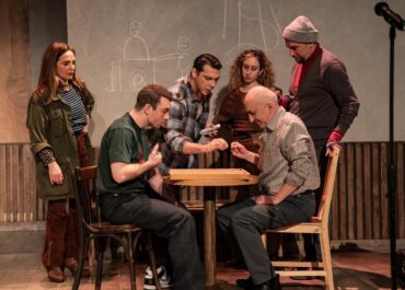 «Δύο ή τρία πράγματα που ξέρω γι’ αυτόν» || Το νέο έργο του Ανέστη Αζά στο Θέατρο Προσκήνιο,  από 24/1 – ΔΕΙΤΕ ΦΩΤΟΓΡΑΦΙΕΣ ΠΑΡΑΣΤΑΣΗΣ