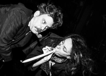 Η ΔΥΝΑΜΗ ΤΗΣ ΣΥΝΗΘΕΙΑΣ vol. 2  κωμωδία  του Τόμας Μπέρνχαρντ  μια παράσταση του Γιάννου Περλέγκα και της ομάδας χορευτών κι ακροβατών “κι όμΩς κινείται”  στο Θέατρο Ροές