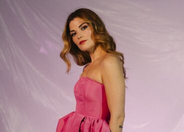 “ΦΕΥΓΩ ΜΑΚΡΙΑ” ΑΠΟ ΤΗΝ ΜΑΡΙΑ ΚΟΥΤΣΟΥΡΛΗ (ΣΤΙΧΟΙ: ΠΕΤΡΟΣ ΒΕΝΤΟΥΡΗΣ / ΜΟΥΣΙΚΗ: IVY ROBINS)