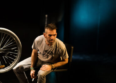 “Ο πρίγκιπας της οπισθογωνίας”  σε κείμενα, ερμηνεία  του Γιάννη Πανουτσόπουλου, σκηνοθεσία του Ιωάννη Αναστασόπουλου. – Θέατρο ACT Πάτρα