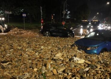 Μια γυναίκα έχασε την ζωή της στην Άνω Γλυφάδα, παρασύρθηκε από τα νερά και εγκλωβίστηκε κάτω από όχημα