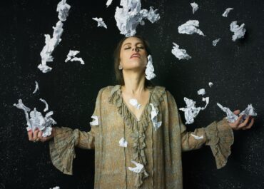 THE FEVER, του Wallace Shawn | Από τις 14 Ιανουαρίου στο Θέατρο Φούρνος – Σκηνοθεσία, ερμηνεία: Δάφνη Σκρουμπέλου