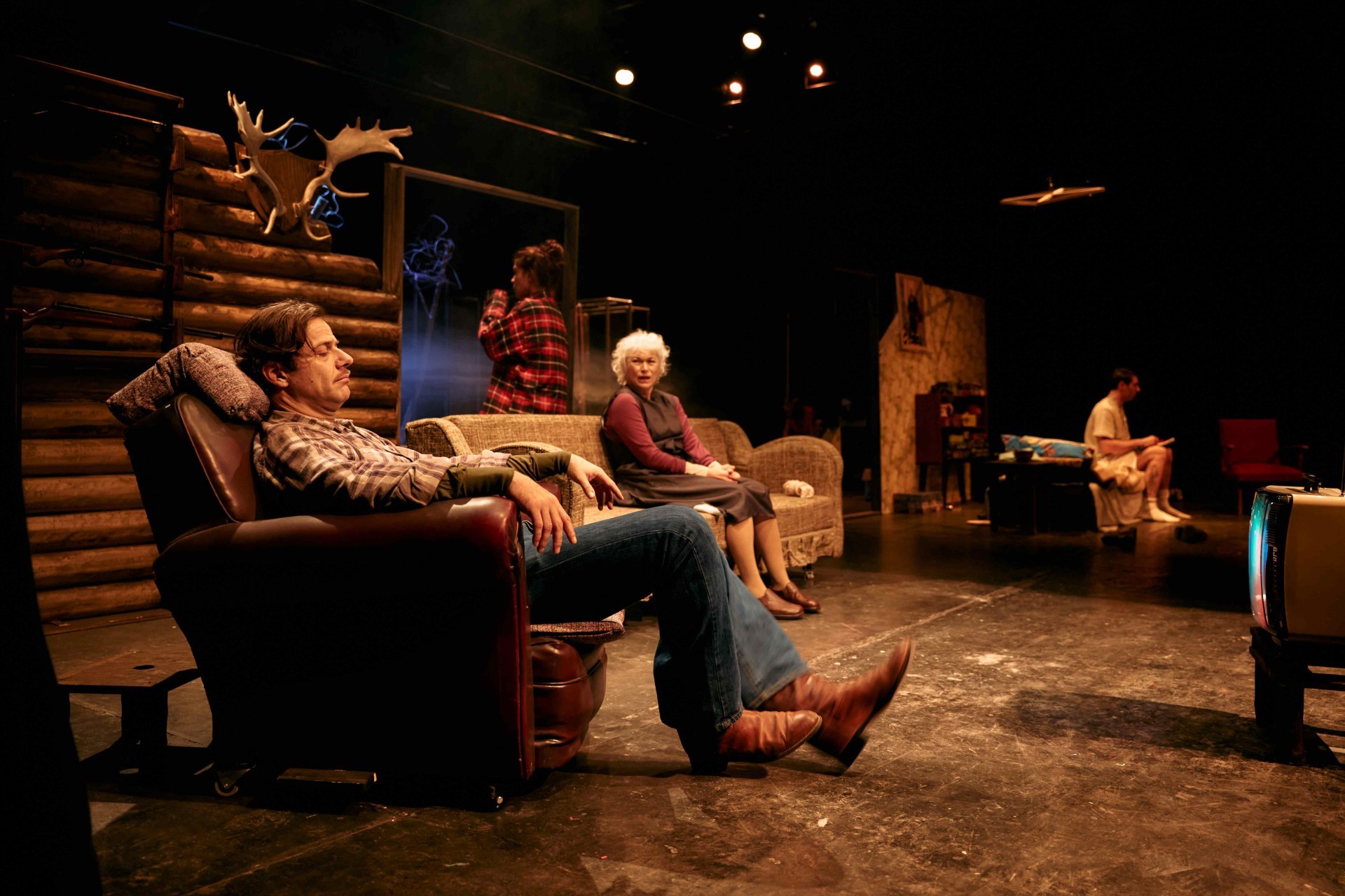 «Το Ψέμα του Μυαλού»  του Σαμ Σέπαρντ  από την Ομάδα Νάμα, σκηνοθεσία Ελένη Σκότη  στο Σύγχρονο Θέατρο