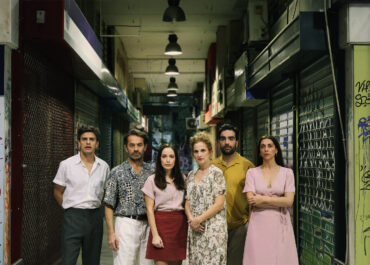 «Η Ιστορία πάντα παραμονεύει»: Νέος κύκλος παραστάσεων για τη «Χαμένη Άνοιξη» του Στρατή Τσίρκα | Από 26/1 στο Θέατρο ΔΙΠΥΛΟΝ