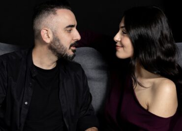 “THE LOOP” του Μίμη Καπέρδου | Μια σύγχρονη ντραμεντί για τις λούπες που μας κρατούν και εκείνες που μας απελευθερώνουν! | από 22 Ιανουαρίου στο Θέατρο Ελιάρτ