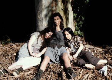 ΤΟ ΔΕΝΤΡΟ ΠΟΥ ΜΑΤΩΝΕΙ του Άνγκους Τσερίνι από τις 23 Ιανουαρίου 2026 στο Θέατρο Αγγέλων Βήμα