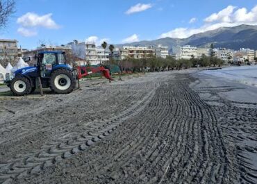 Δήμος  Καλαμάτας : Μηχανήματα καθαρίζουν την Ανατολική και Δυτική Παραλία