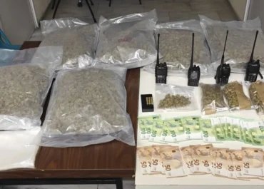 Περισσότερα από -6- κιλά ακατέργαστης κάνναβης κατασχέθηκαν μετά από έρευνα αστυνομικών σε κατάστημα στην περιοχή του Γαλατσίου