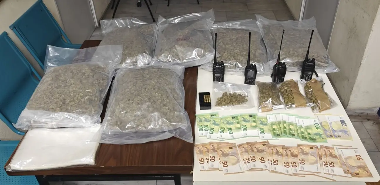 Περισσότερα από -6- κιλά ακατέργαστης κάνναβης κατασχέθηκαν μετά από έρευνα αστυνομικών σε κατάστημα στην περιοχή του Γαλατσίου