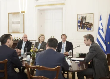 Σύσκεψη υπό τον Πρωθυπουργό Κυριάκο Μητσοτάκη σχετικά με τη δωρεά του Ιδρύματος Παύλου και Αλεξάνδρας Κανελλοπούλου για το ΓΝΑ ΚΑΤ