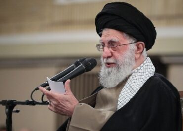 Ο Χαμενεΐ προειδοποιεί ότι το αεροπλανοφόρο των ΗΠΑ στον Κόλπο μπορεί να βυθιστεί