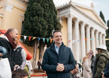 Χάρης Δούκας: «Σας καλούμε να γεμίσουμε τις πλατείες της Αθήνας με μουσική, αισιοδοξία και γιορτινή διάθεση»