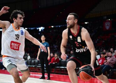 Ο Ολυμπιακός κέρδισε με 102-87 τον Προμηθέα μένοντας  αήττητος στο πρωτάθλημα.