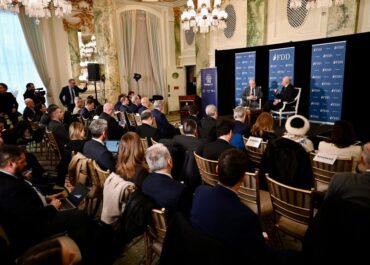 Συζήτηση του ΥΕΘΑ Ν. Δένδια στο “Delphi Economic Forum Washington D.C. VII” με τον Εκτελεστικό Διευθυντή του FDD J. Schanzer