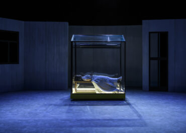 « αθανασία » Το νέο έργο της Νεφέλης Μαϊστράλη – Νέο Θέατρο Κατερίνα Βασιλάκου κάθε Δευτέρα και Τρίτη – Σκηνοθεσία: Θανάσης Ζερίτης – Με την Έλλη Τρίγγου