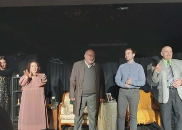 «ΕΛΑ ΠΙΟ ΚΟΝΤΑ» –  Ένα εξαιρετικά επιτυχημένο εγχείρημα από το Ιωνικό Θέατρο. – Στο ΓΚΑΡΑΖ του Πνευματικού Κέντρου Κορυδαλλού