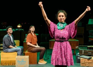 «Γιοι και Κόρες»: η θρυλική παράσταση, που επέστεψε 14 χρόνια μετά, στέφεται με απόλυτη επιτυχία.