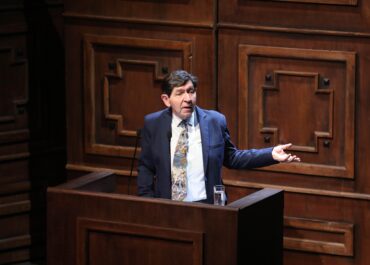 Το “ΕΚΤΟΣ ΥΛΗΣ – reloaded” του Κώστα Λεϊμονή στο Ευρωπαϊκό Κοινοβούλιο | Σκην.: Κωνσταντίνα Νικολαΐδη | Με τον Γεράσιμο Σκιαδαρέση| Στο Ευρωπαϊκό Κοινοβούλιο στις Βρυξέλλες στις 24 Φεβρουαρίου 2026