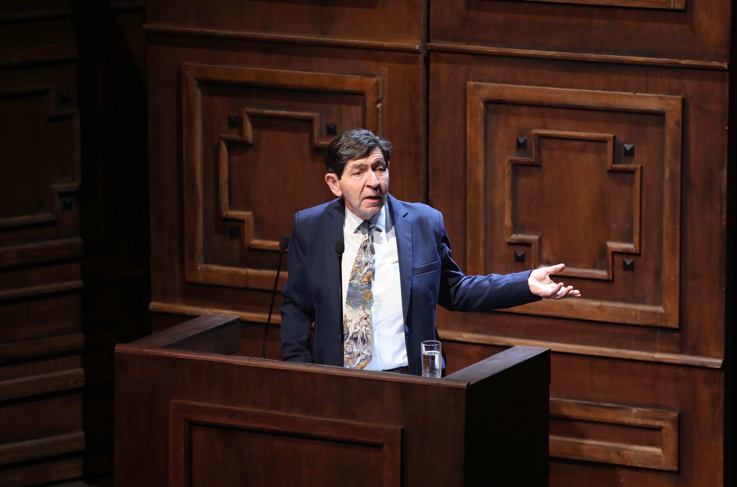 Το “ΕΚΤΟΣ ΥΛΗΣ – reloaded” του Κώστα Λεϊμονή στο Ευρωπαϊκό Κοινοβούλιο | Σκην.: Κωνσταντίνα Νικολαΐδη | Με τον Γεράσιμο Σκιαδαρέση| Στο Ευρωπαϊκό Κοινοβούλιο στις Βρυξέλλες στις 24 Φεβρουαρίου 2026