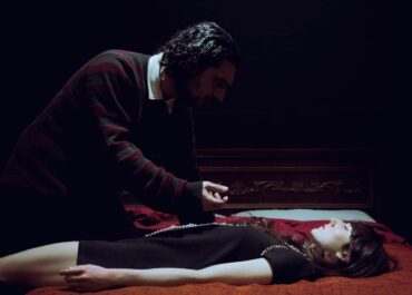 Το Δημοτικό Θέατρο Πειραιά παρουσιάζει “Το ξενοδοχείο η νύχτα που πέφτει” του ποιητή και δοκιμιογράφου Νάνου Βαλαωρίτη – Σκηνοθεσία Λίνας Φούντογλου