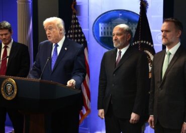 Ο Τραμπ επιβάλλει πρόσθετους δασμούς 10% σε όλες τις χώρες για πέντε μήνες