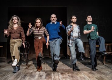 «Δύο ή τρί​α πράγματα που ξέρω γι’ αυτόν» – Το νέο έργο του Ανέστη Αζά στο Θέατρο Προσκήνιο || ΔΕΙΤΕ TRAILER & ΝΕΕΣ ΦΩΤΟΓΡΑΦΙΕΣ