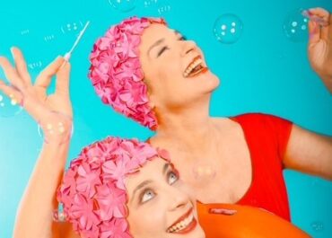 “ΚΟΛΥΜΠΩΝΤΑΣ ΣΤΟΝ ΑΕΡΑ” ΜΕ ΤΗΝ ΠΕΓΚΥ ΣΤΑΘΑΚΟΠΟΥΛΟΥ ΣΕ ΣΚΗΝΟΘΕΣΙΑ ΛΙΛΛΥΣ ΜΕΛΕΜΕ|| ΠΡΕΜΙΕΡΑ 12 ΜΑΡΤΙΟΥ ΘΕΑΤΡΟ 104